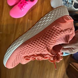 Nobull knit runners coral